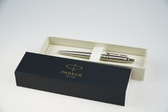 Luxusní pero Parker s gravírovanou variantou českého loga UHK