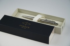 Luxusní pero Parker s gravírovanou variantou anglického loga UHK