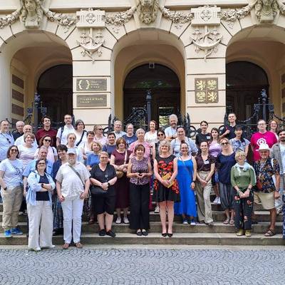 Náhled obrázku &ndash; Účastníci semináře před nově opravenou budovou Pedagogické fakulty UHK (dole uprostřed děkanka fakulty N. Mlsová a vedoucí katedry českého jazyka a literatury P. Bubeníčková)
(foto: Petra Ševčíková)
