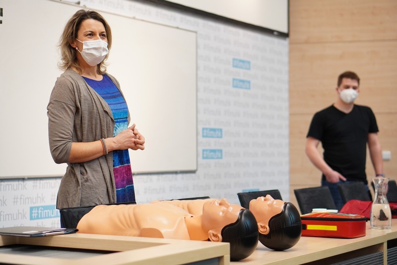 dr. Hrušová a p. Axman při školení s AED