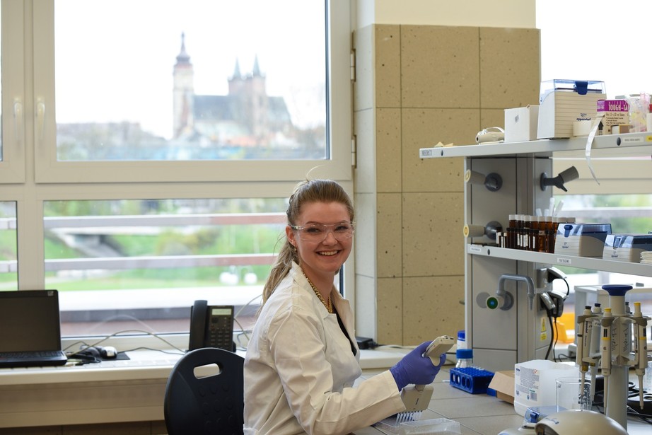 Veronika Skoupilova in laboratory