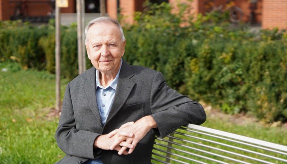 Deficitní vs. vyrovnaný rozpočet, aneb jak se „smířit“ s&nbsp;dluhem. Hospodářské noviny otiskly článek prof. Ladislava Hájka