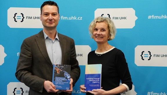 Profesorka Blanka Klímová a&nbsp;docent Marcel Pikhart představují dvě nové publikace, které popisují proměnu jazykového vzdělávání v&nbsp;posledních dvou desetiletích
