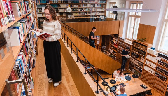 Podej přihlášku na FF UHK!