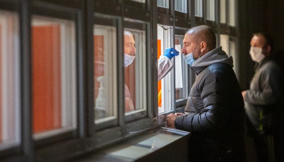 Na univerzitním parkovišti v&nbsp;kampusu Na Soutoku vzniklo nové odběrové místo. Pro studenty a&nbsp;zaměstnance UHK je testování za zvýhodněných podmínek