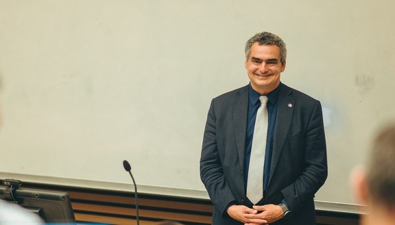 Kandidátem na děkana Přírodovědecké fakulty UHK byl znovu zvolen fyzik Jan Kříž