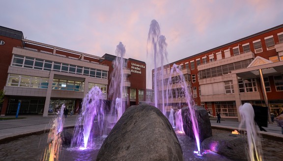 THE World University Rankings 2027: UHK poskočila vpřed a&nbsp;dostala se mezi tisíc nejlepších univerzit světa